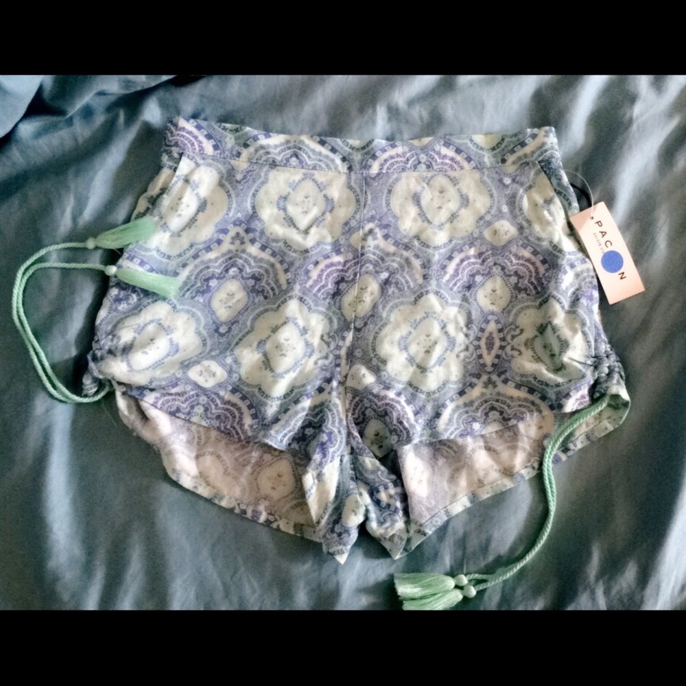 Kendall and Kylie trippy shorts💙