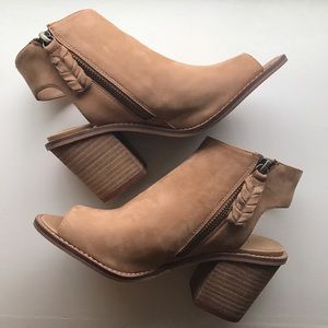 NWB Chinese Laundry Calvin Booties