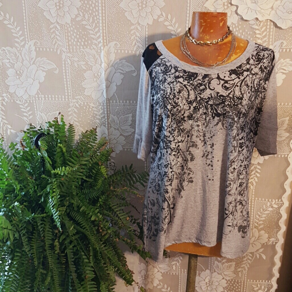 Stunning blouse by Maurices Plus size 2