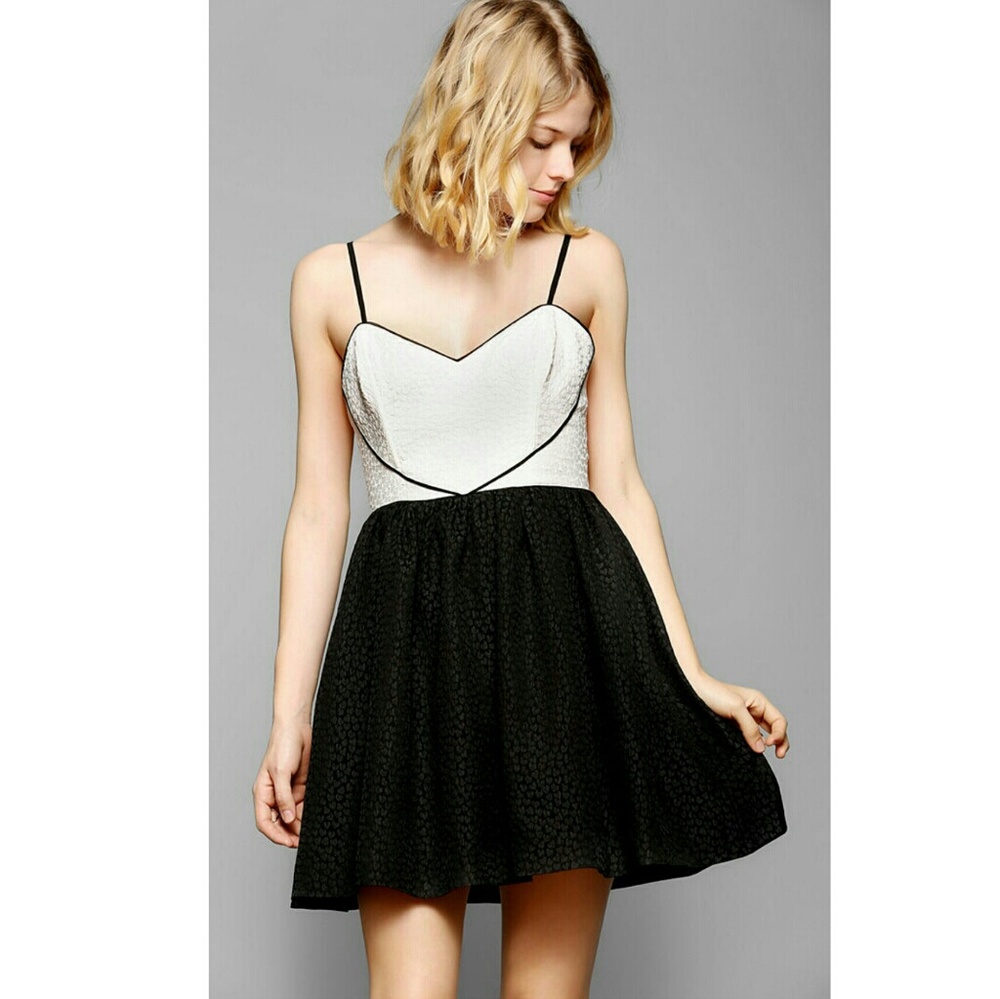 Cream and Black party dress - Picture 4 of 8