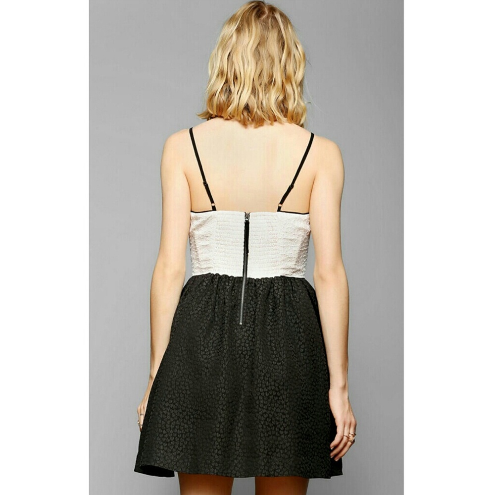 Cream and Black party dress - Picture 6 of 8