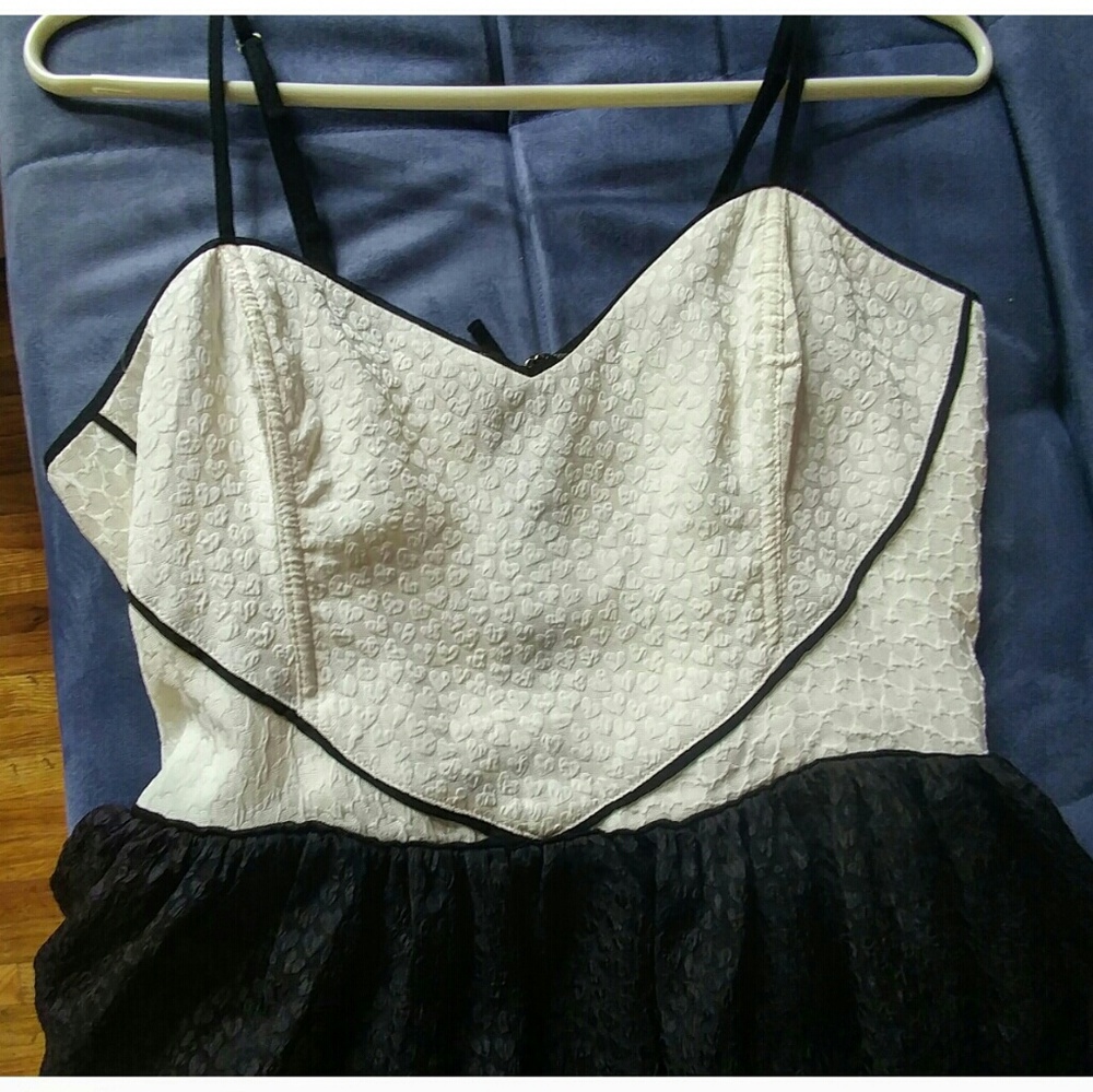 Cream and Black party dress - Picture 7 of 8