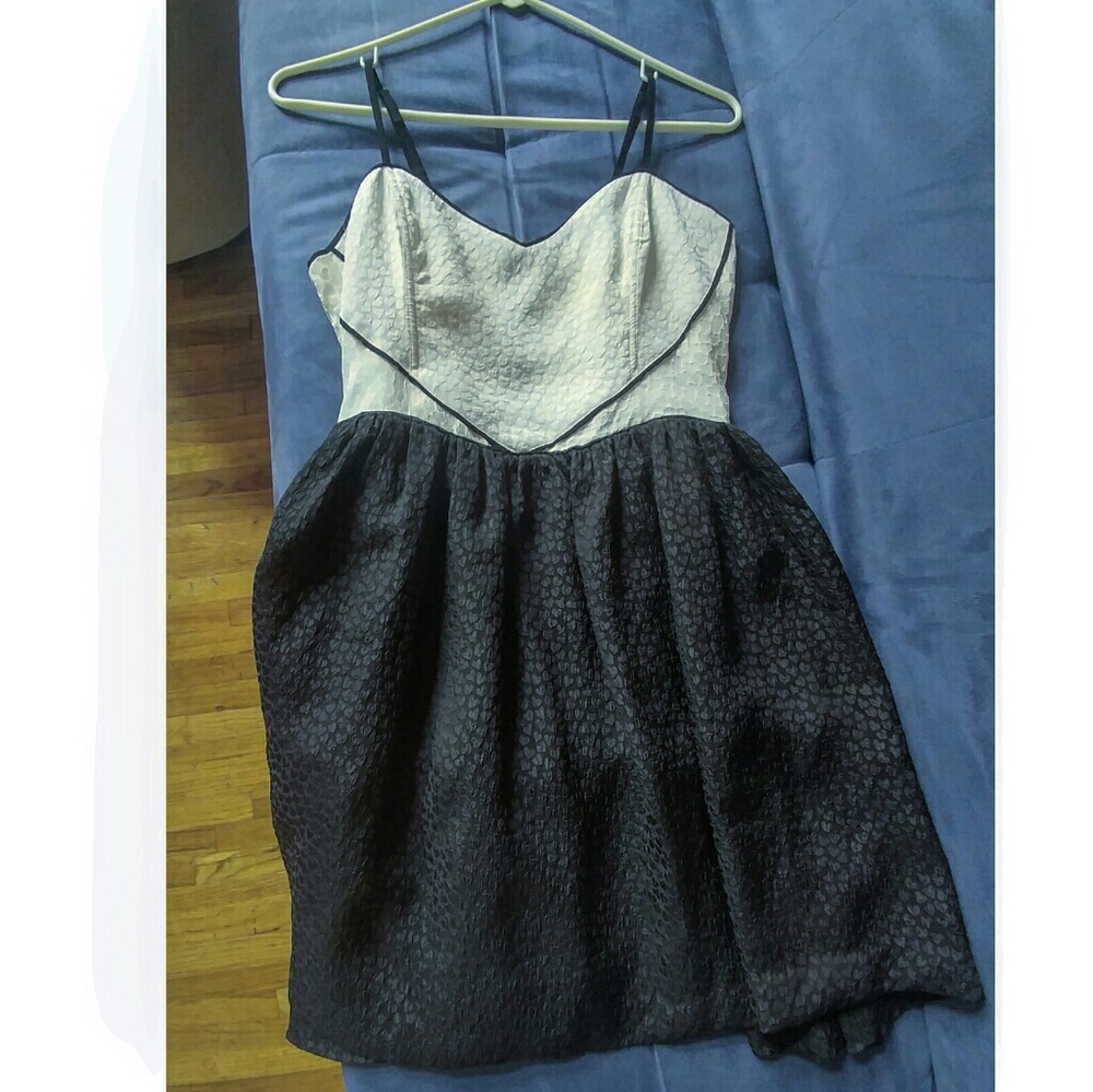 Cream and Black party dress - Picture 5 of 8