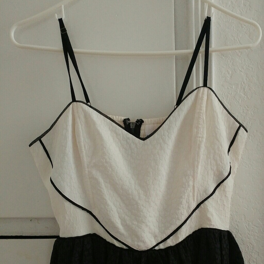 Cream and Black party dress - Picture 2 of 8