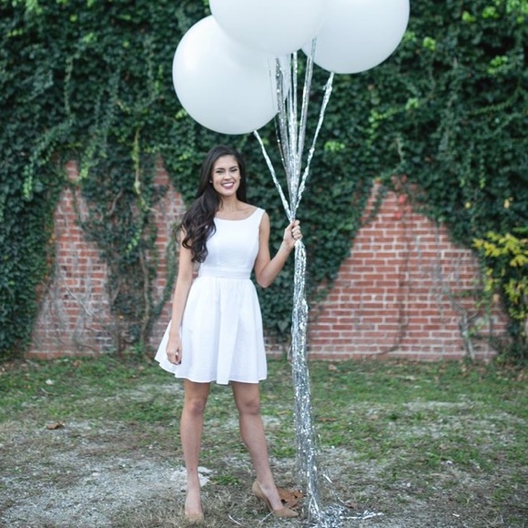 Lauren James Dresses & Skirts - ADORABLE White Seersucker Sun Dress 👗 size large