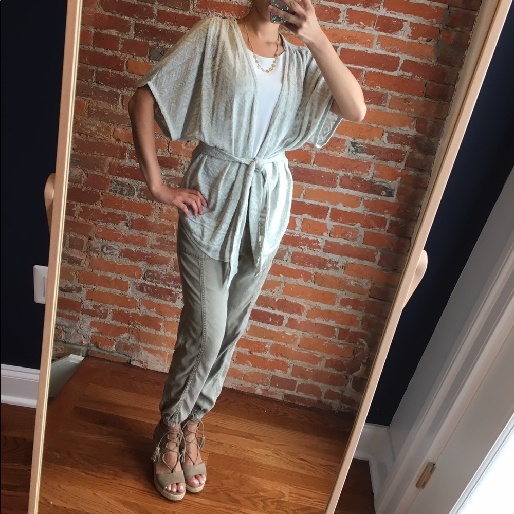 Light short sleeve kimono style sweater by Moth.