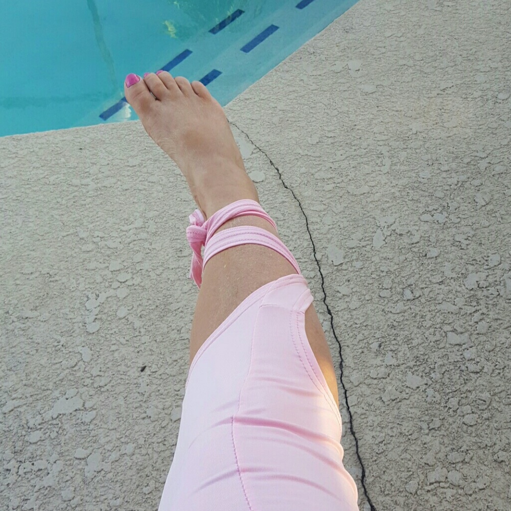 Strappy leggings pink color