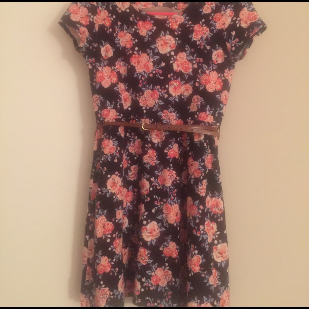 Short sleeve dress with belt