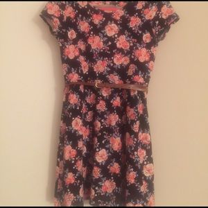 Short sleeve dress with belt