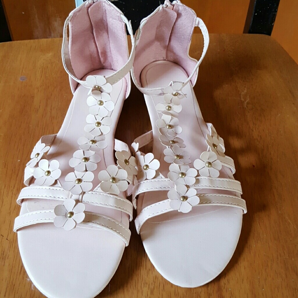 NWOT AVON Sandals with Gorgeous flower design!