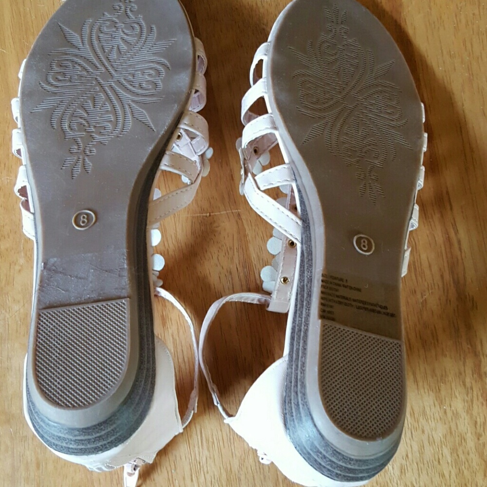 NWOT AVON Sandals with Gorgeous flower design! - Picture 5 of 5