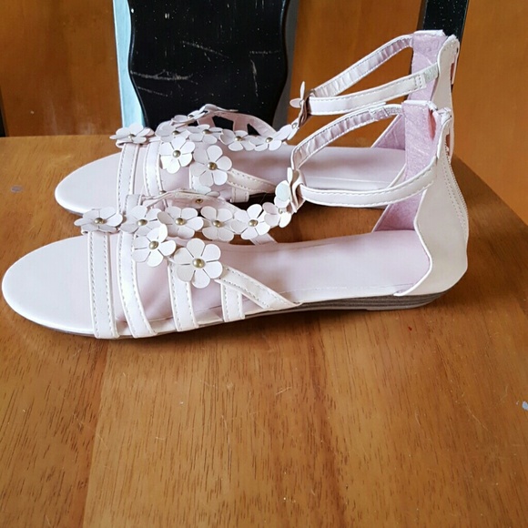 NWOT AVON Sandals with Gorgeous flower design! - Picture 2 of 5