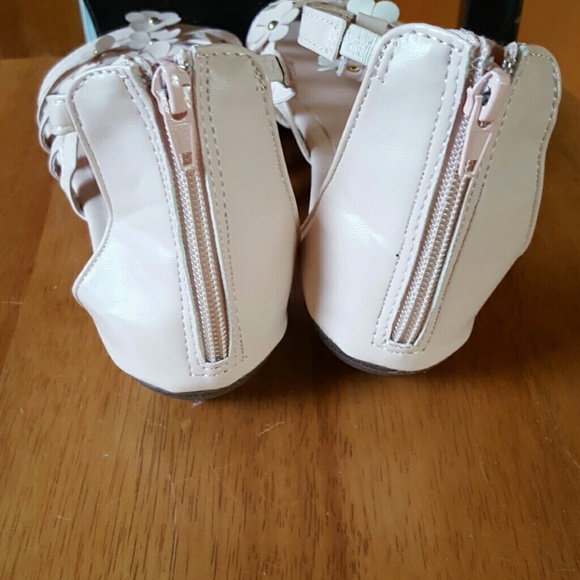 NWOT AVON Sandals with Gorgeous flower design! - Picture 3 of 5