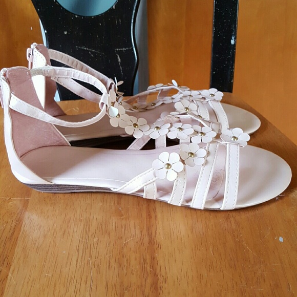 NWOT AVON Sandals with Gorgeous flower design! - Picture 4 of 5