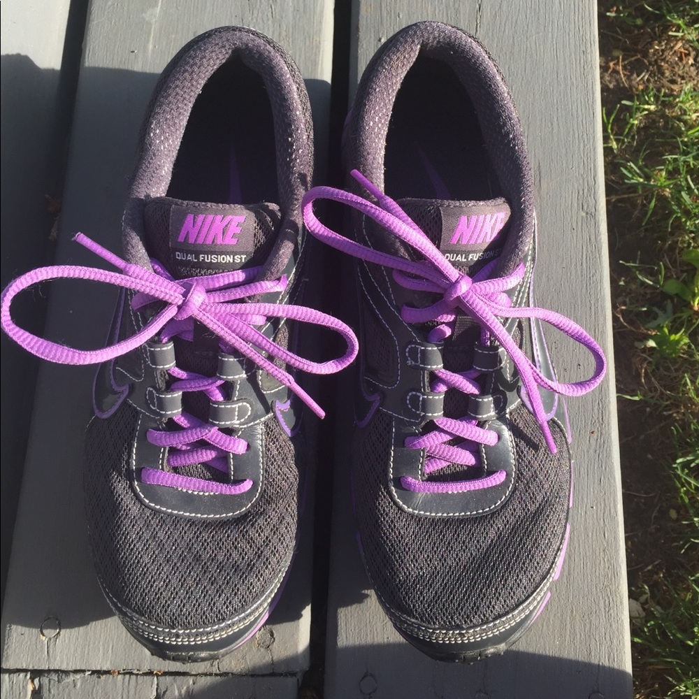 Nike Dual Fusion ST gray and purple tennis shoes