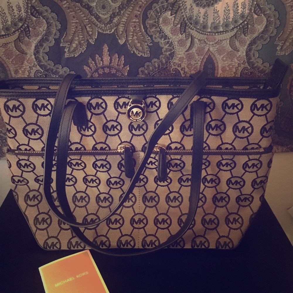 👜Michael Kors Jacquard & Leather Kempton Handbag