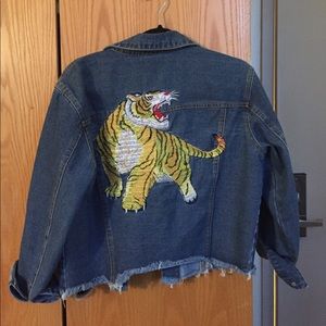 Cropped tiger embroidered denim jacket