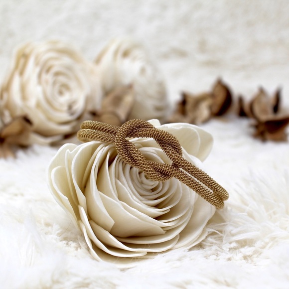 ⭐️ GOLD FRENCH TWIST BANGLE - Picture 2 of 4