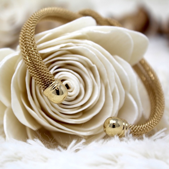 ⭐️ GOLD FRENCH TWIST BANGLE - Picture 3 of 4