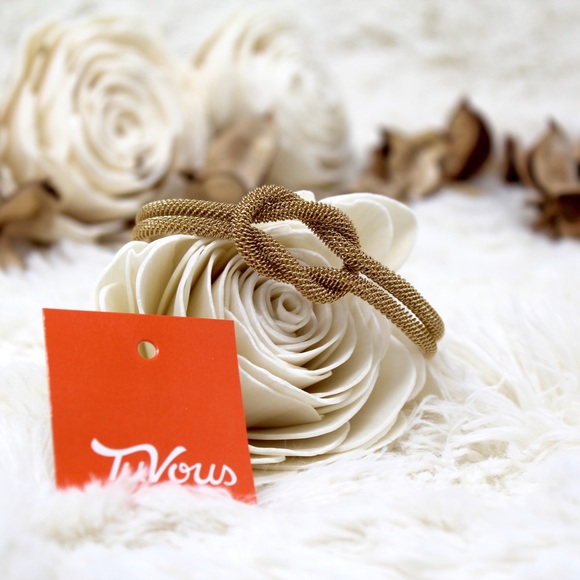 ⭐️ GOLD FRENCH TWIST BANGLE - Picture 4 of 4