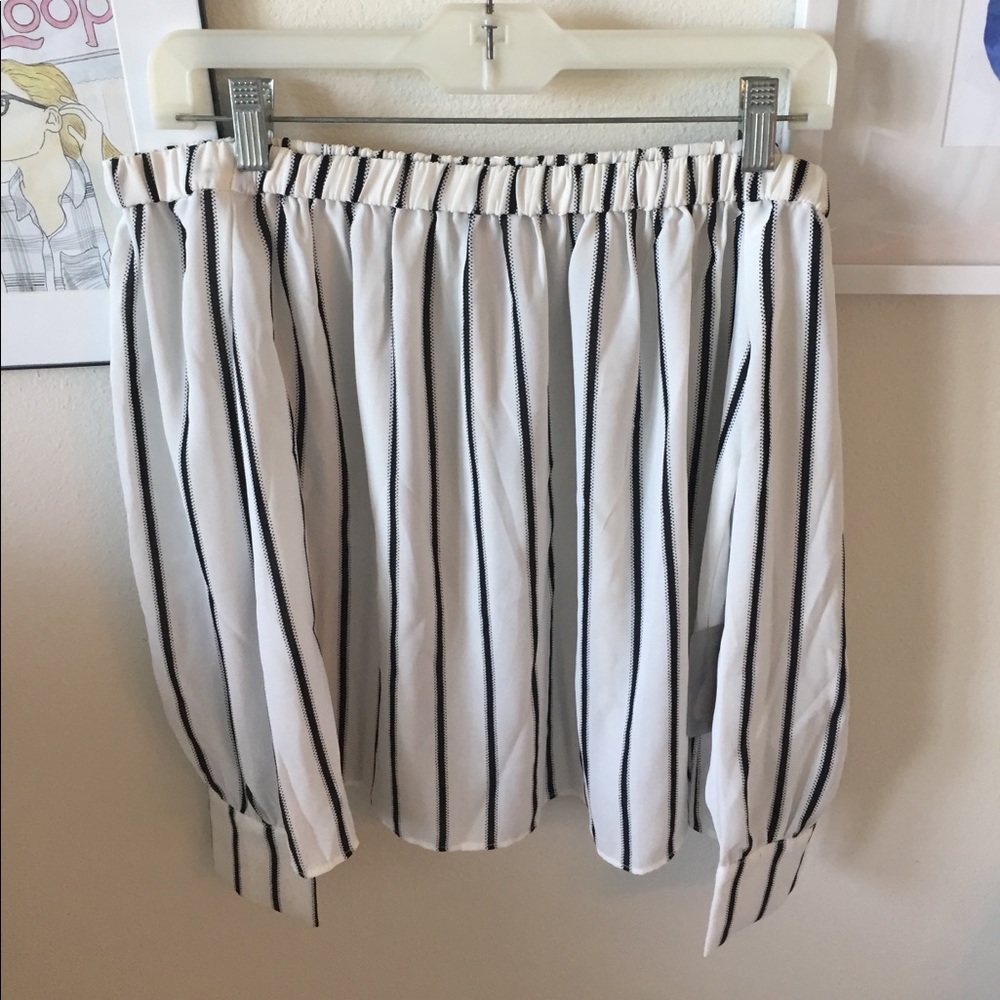 NWT B&W Forever21 off the shoulder blouse