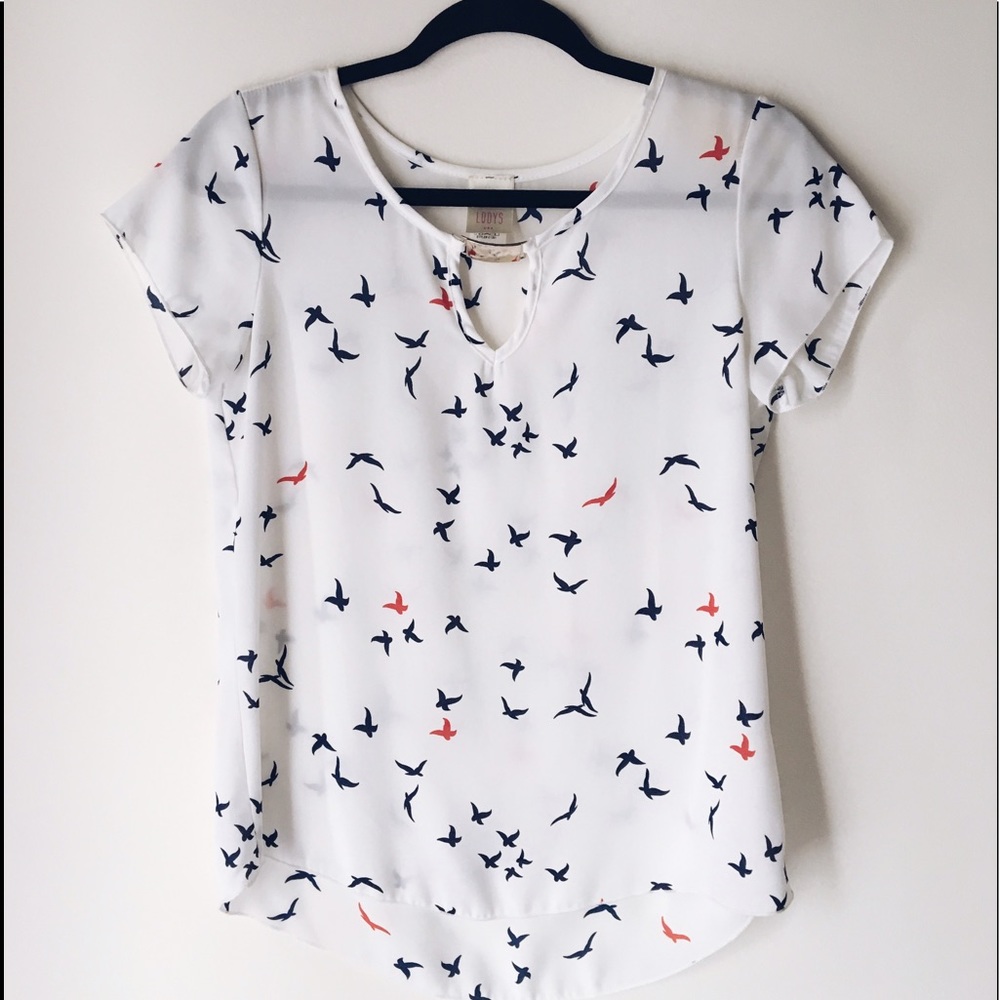 Loose and airy summer top with bird print.