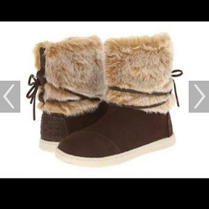 Toms nepal ankle boots with faux fur