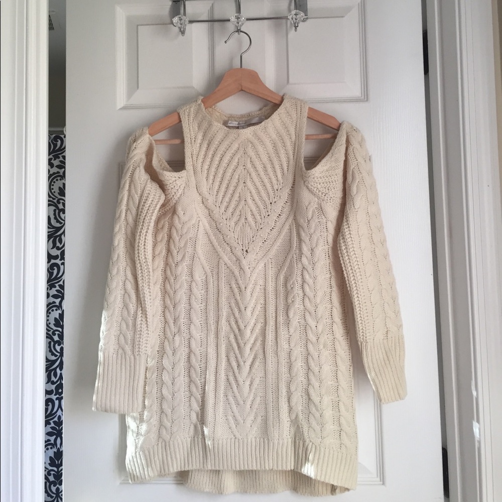 (SOLD)Shoulder cut out beaded knit sweater ✨