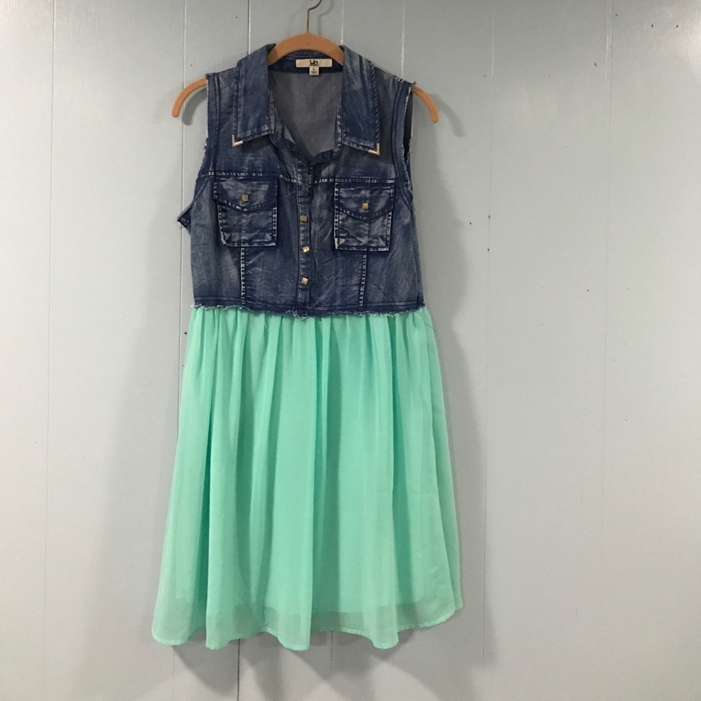 Mint blue skirt and sleeveless denim. One piece.