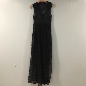 Lace, sleeveless black maxi