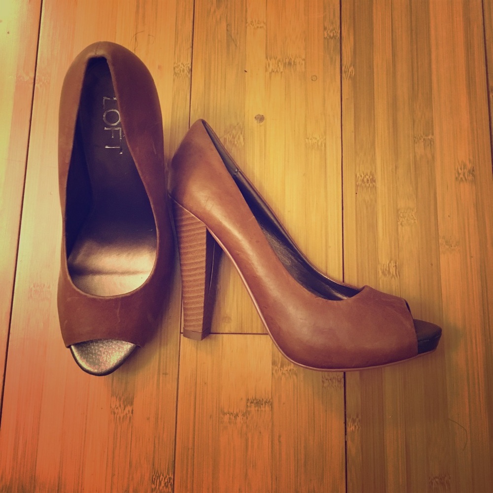 Cute Ann Taylor Loft Tan Pumps