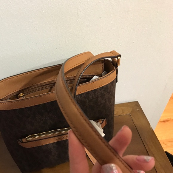 Michael Kors large logo messenger - Picture 3 of 4