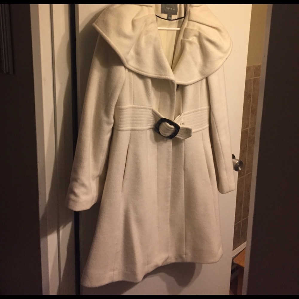 Gorgeous white wool trench coat. Size Small