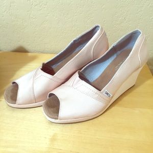 Light pink tom wedge