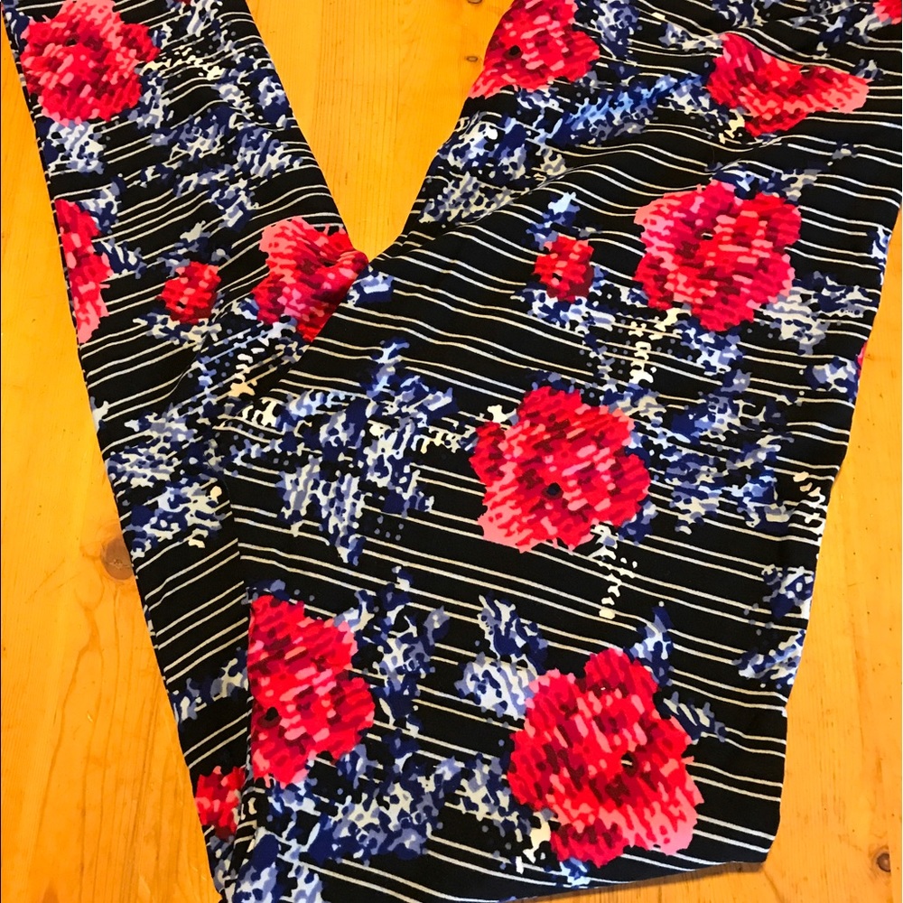 🎉SALE🎉BNWT LULAROE BLACK STRIPED W/ROSES 🌹TC