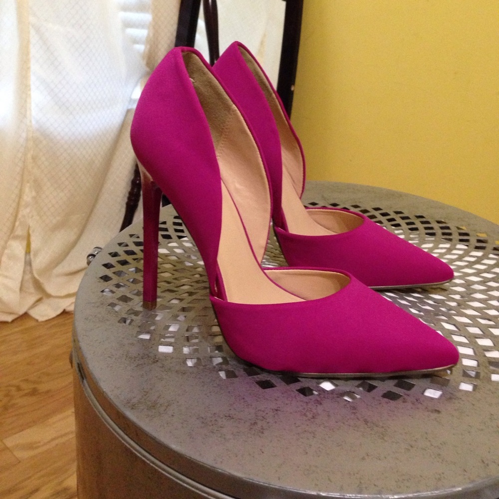 NWOT Sz 7  Monika Raspberry color pumps.