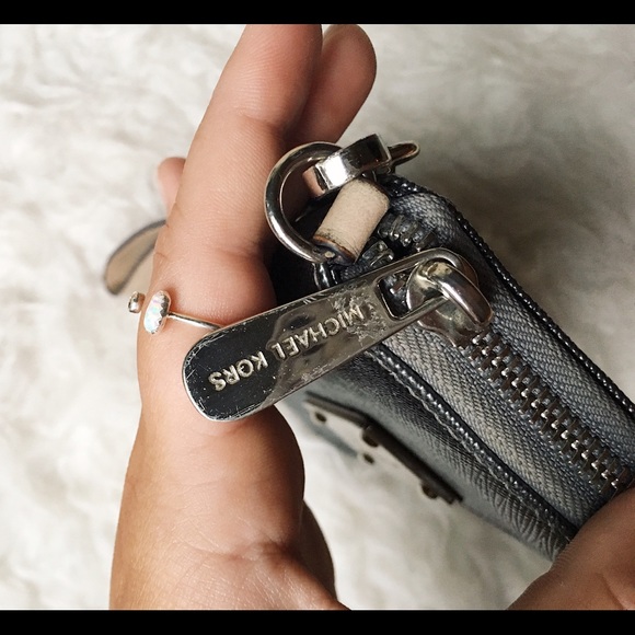 Michael Kors Wristlet/Wallet (Authentic) - Picture 3 of 3