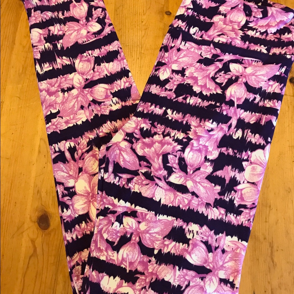 🎉SALE🎉BNWT LULAROE PURPLE FLORAL OS LEGGINGS