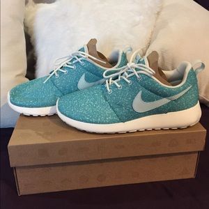 Women's Roshe Run Size 7.5 Fiberglass Turquoise