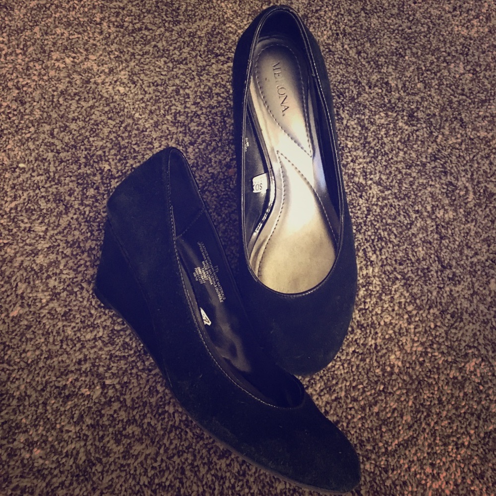 black wedges