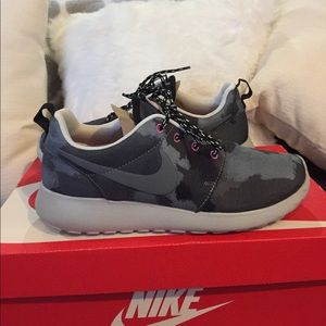 Women's Roshe Run Black/Grey Camo Print 7.5
