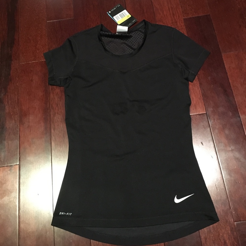 Black short sleeve Nike top