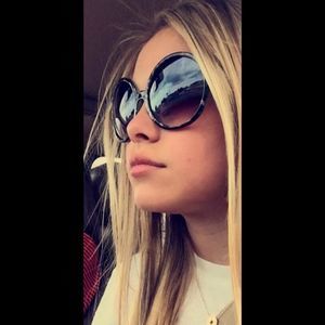 Meet your Posher, Carly