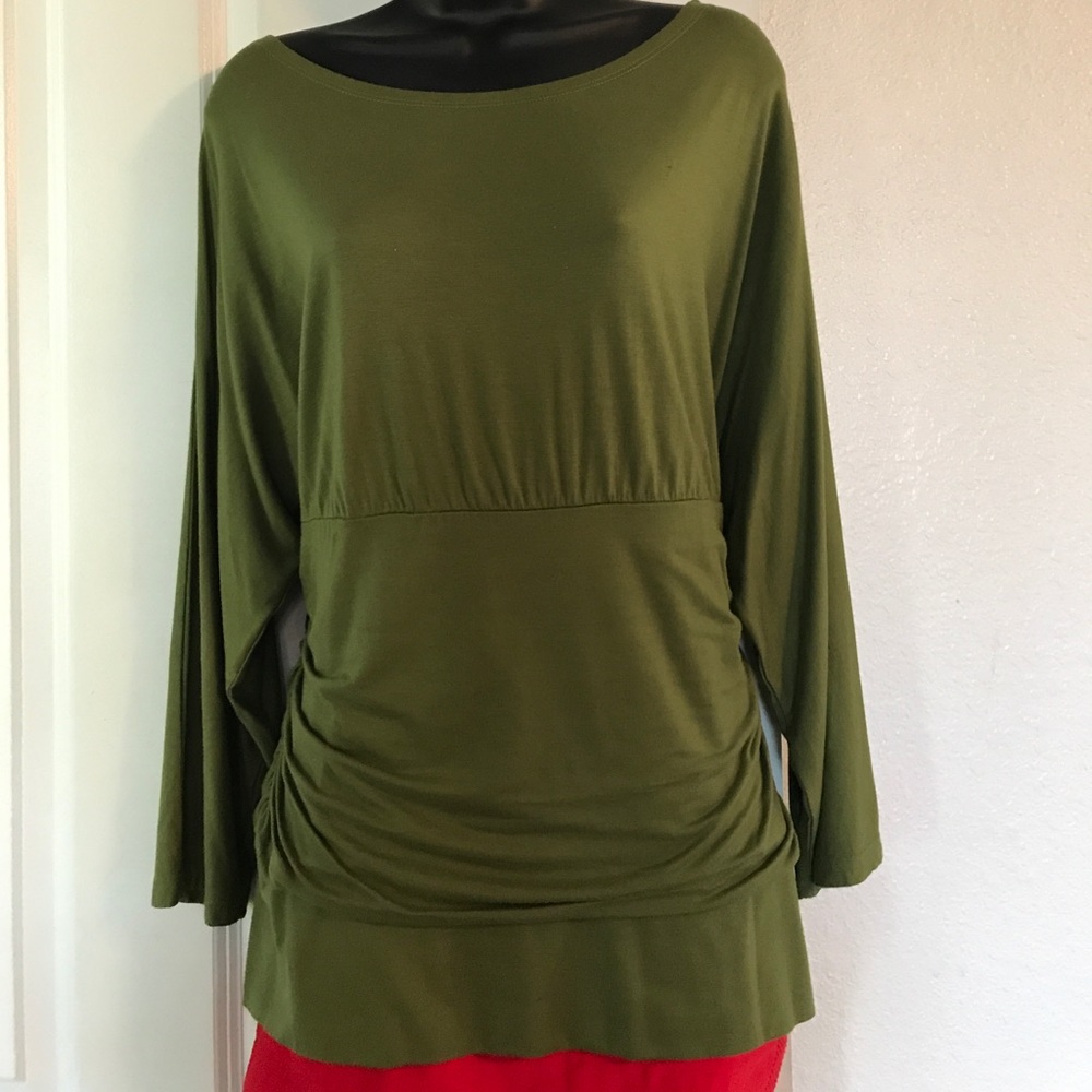 Green Scoop-neck Top with Mid-rushing