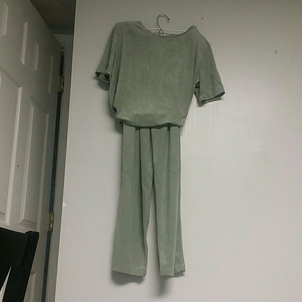 Beautiful Mint Colored 2 piece pants and tight