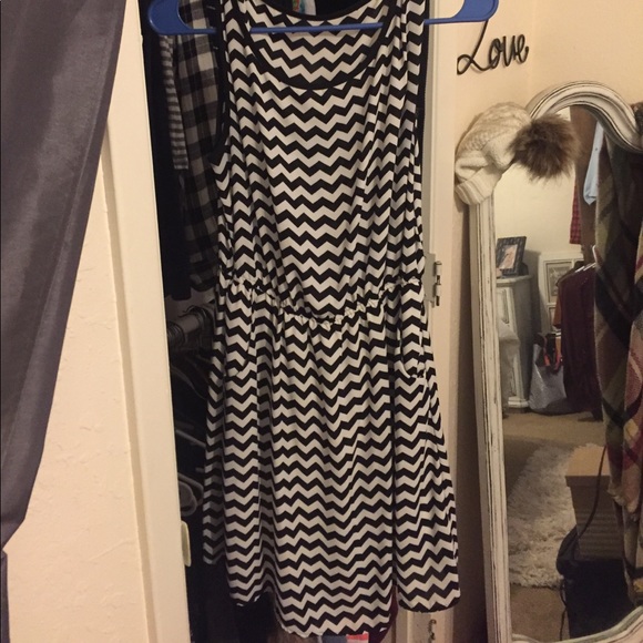 Forever21 knee length dress - Picture 1 of 3