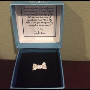 Robin McGraw bow ring size 4