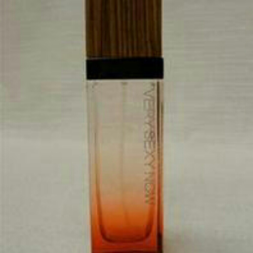 VS VERY SEXY NOW PERFUME,SMELLS JUST LIKE COCONUTS