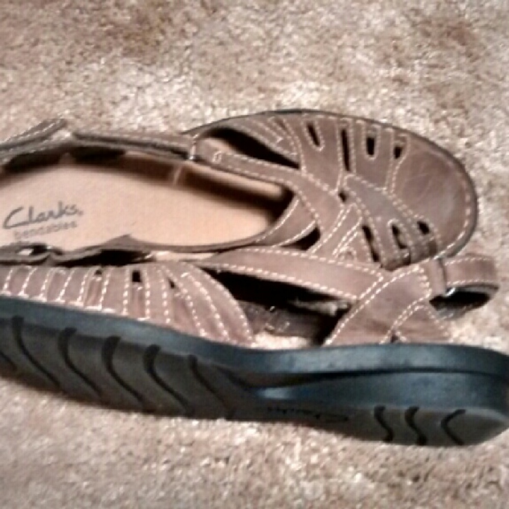 CLARKS 9.5N TAUPE SANDALS
