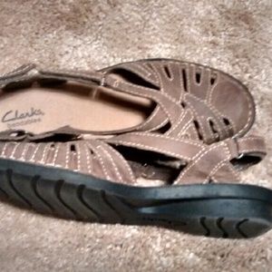 CLARKS 9.5N TAUPE SANDALS